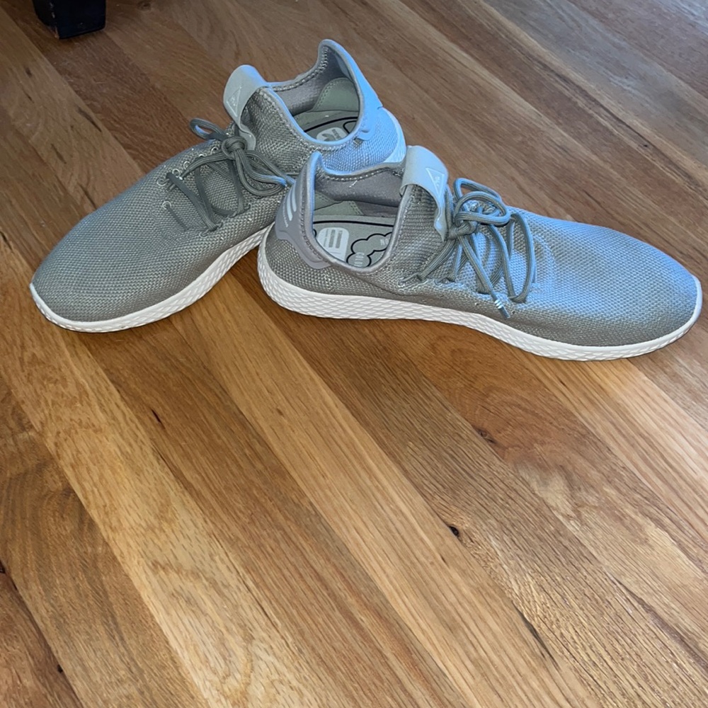 Adidas Pharrell Williams tennis shoes